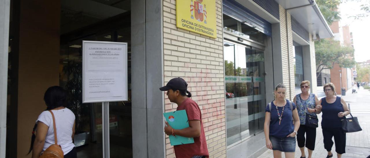 Usuarios de la oficina de extranjería sita en la calle Diputada Clara Campoamor.