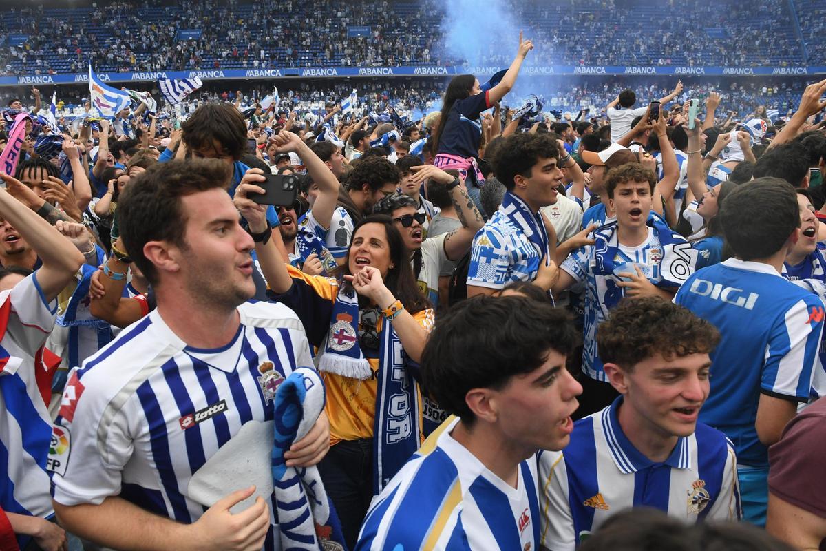 Así fue la invasión de aficionados en el campo en la celebración tras el partido en Riazor