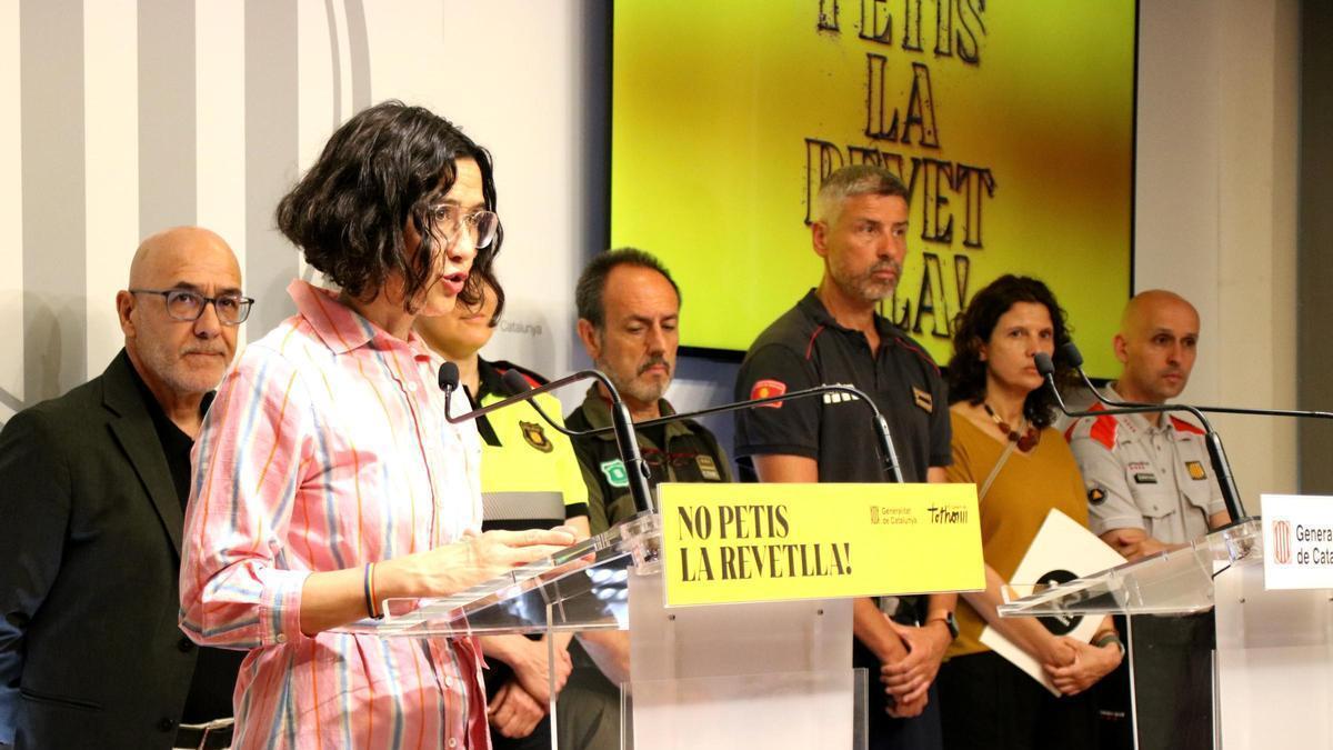 La consellera d'Interior, Núria Parlon, presentant la campanya de la revetlla amb els diferents representants dels cossos d'emergències i trànsit