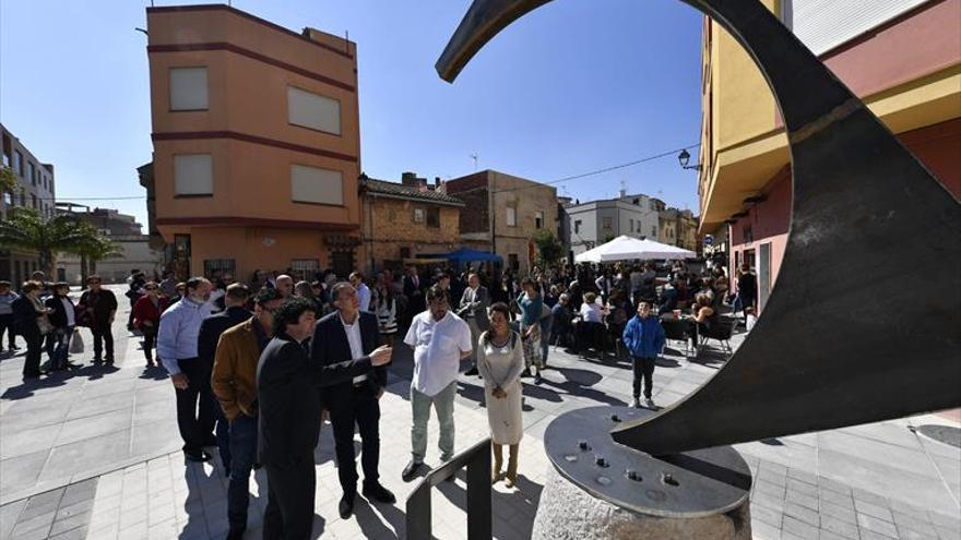 Betxí recupera tres símbolos al restaurar la plaza Santa Cecilia