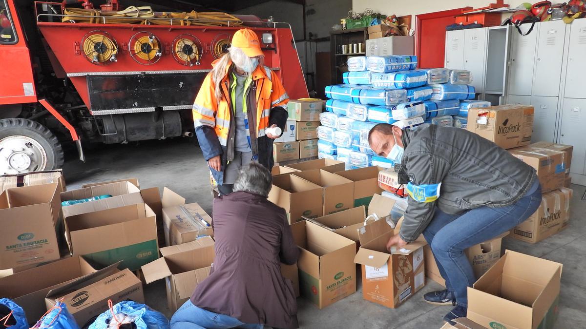 El puesto de Protección Civil de Coles con el material recogido. //F. CASANOVA