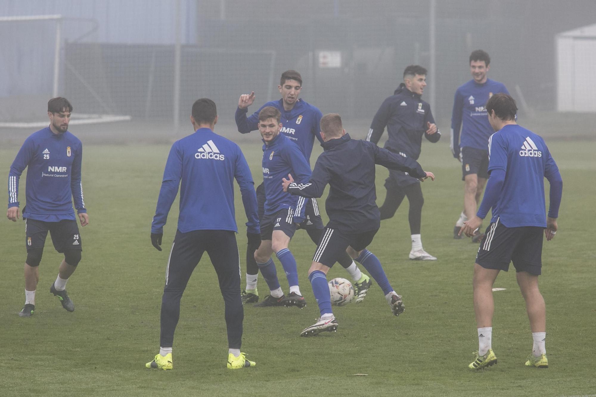 El entrenamiento del Oviedo en mitad de la niebla