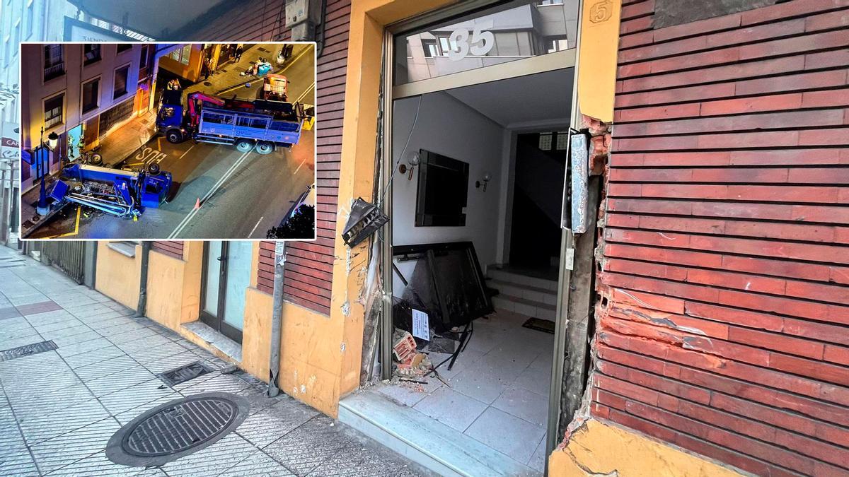 Un camión vuelca en una calle de Oviedo, deja un trabajador herido y destroza un portal: "Estábamos durmiendo cuando oímos un ruido muy fuerte"