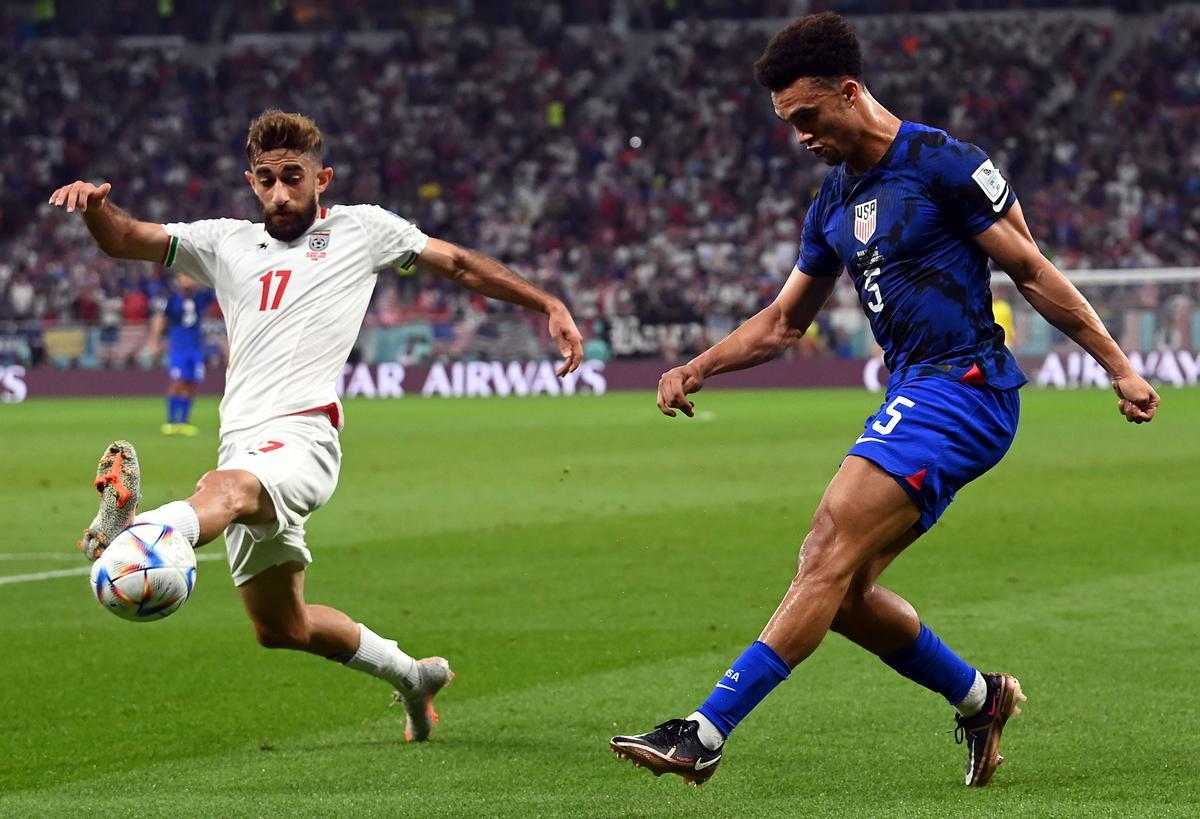 Doha (Qatar), 29/11/2022.- Ali Gholizadeh of Iran in action against Antonee Robinson (R) of the USA during the FIFA World Cup 2022 group B soccer match between Iran and the USA at Al Thumama Stadium in Doha, Qatar, 29 November 2022. (Mundial de Fútbol, Estados Unidos, Catar) EFE/EPA/Neil Hall