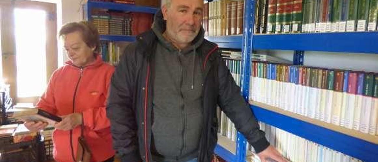 Esther Alegre y Ángel Fernández, en la biblioteca de la localidad.