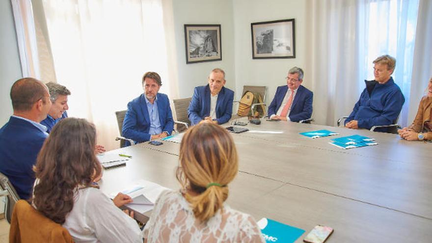 Imagen de la reunión celebrada entre políticos y miembros de la agrupación empresarial.