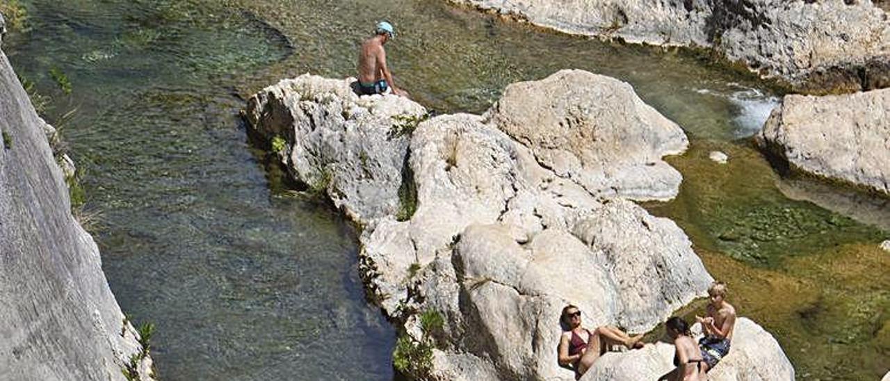 Bañistas en el Pou Clar de Ontinyent, hace dos semanas.