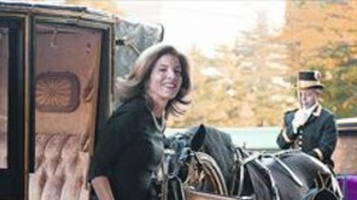 Caroline Kennedy llega en un carruaje a una ceremonia en Tokio, ayer.