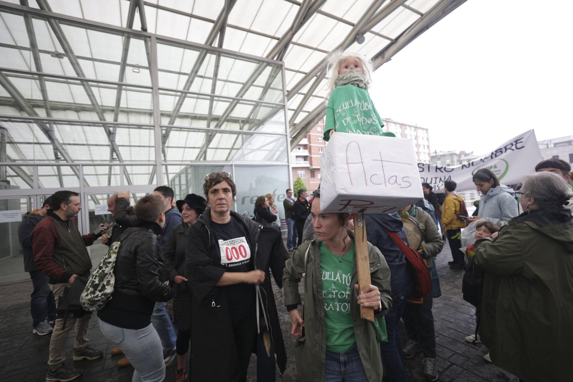 EN IMÁGENES: Así fue la gran manifestación de profesores por la enseñanza pública asturiana
