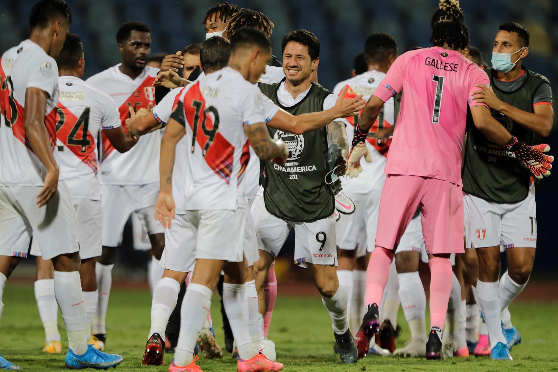 Los futbolistas peruanos celebran el triunfo.