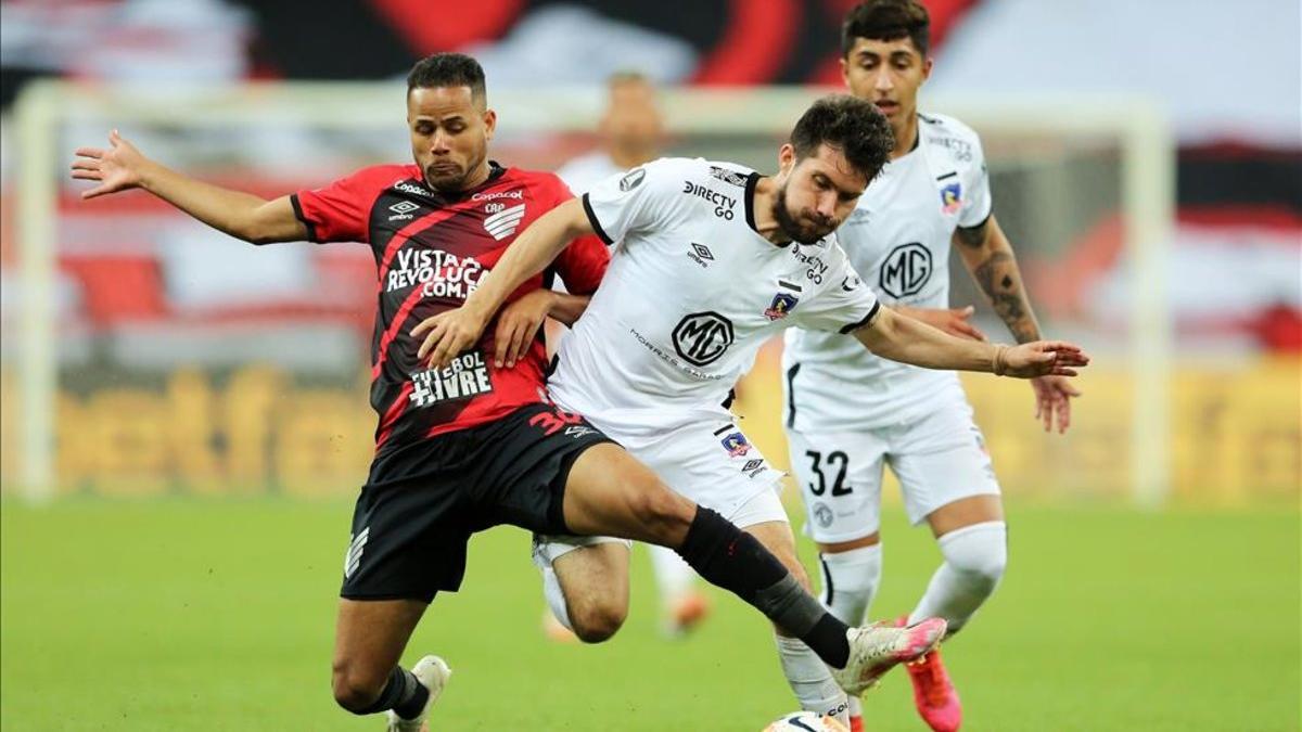 Athletico Paranaense  derrotó a Colo Colo y se mantiene en lo más alto del grupo C