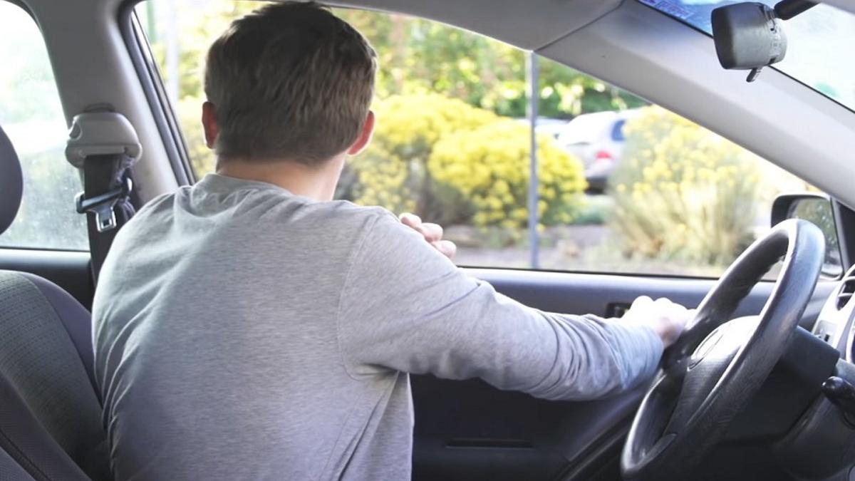 Abrir la puerta del coche a la holandesa, una técnica que puede salvar vidas