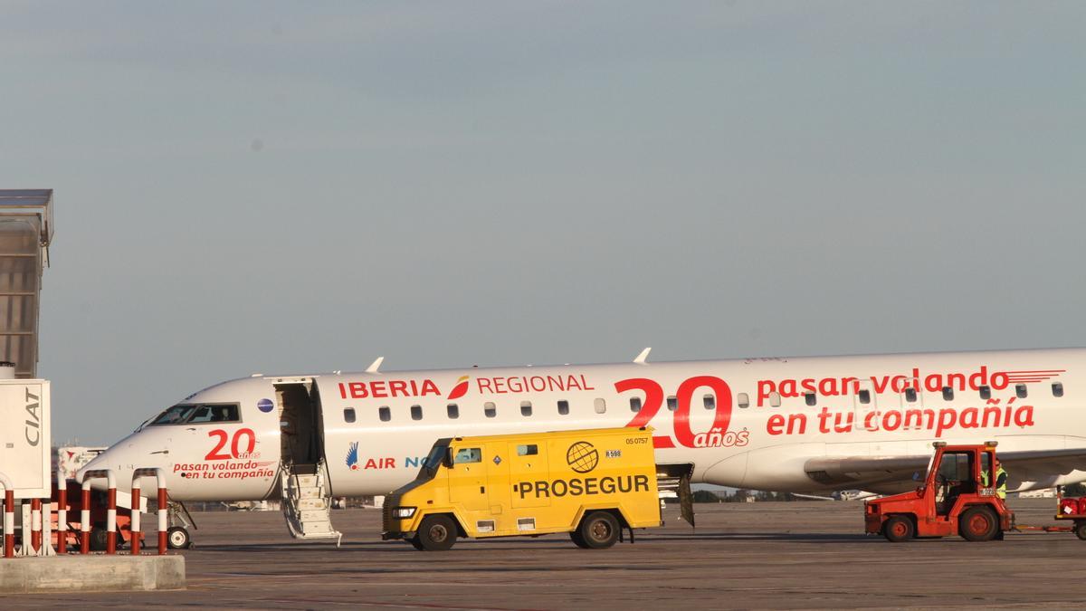 Un avión de Air Nostrum en el aeropuerto de Ibiza. J.A.Riera