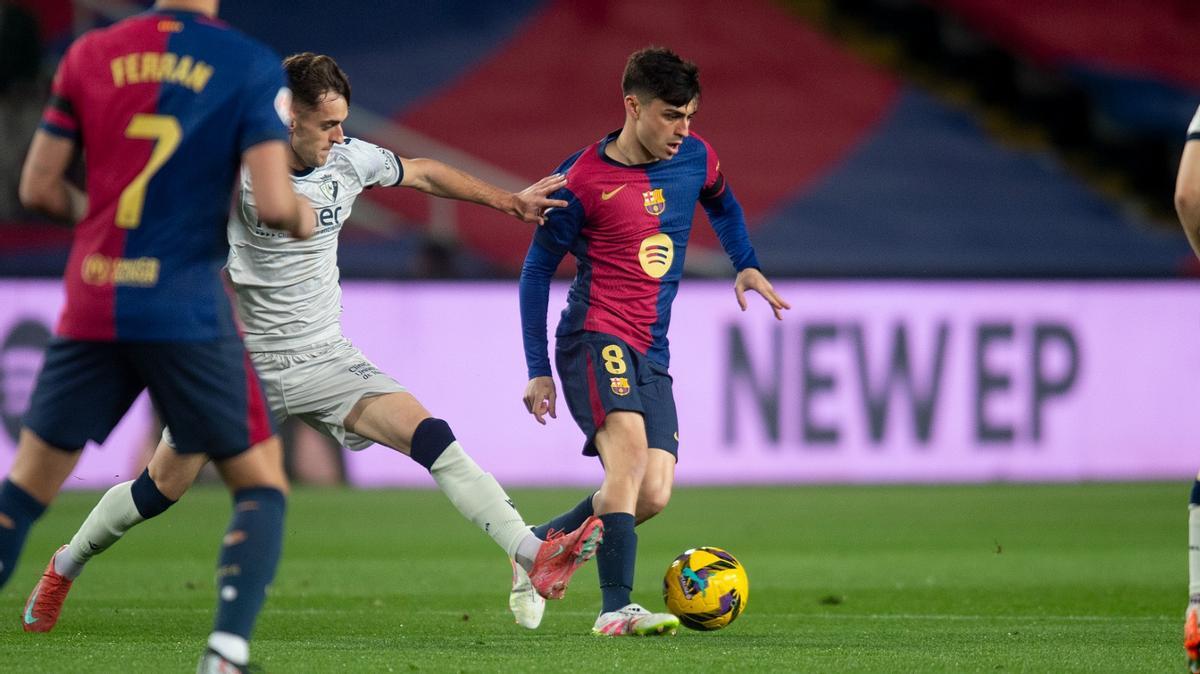 Pedri inicia una jugada de ataque en el Barça-Osasuna en Montjuïc.