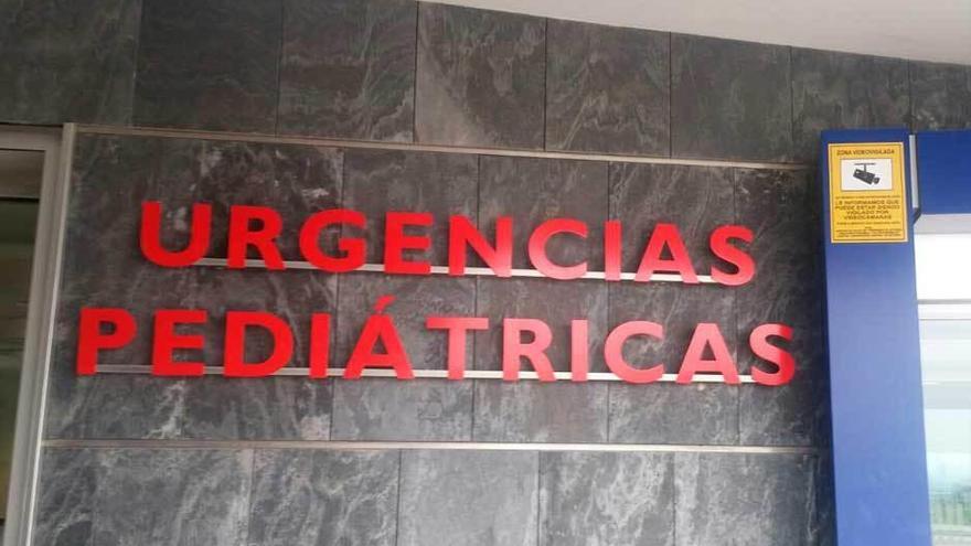 Un cartel que advierte de la presencia de cámaras en Urgencias.