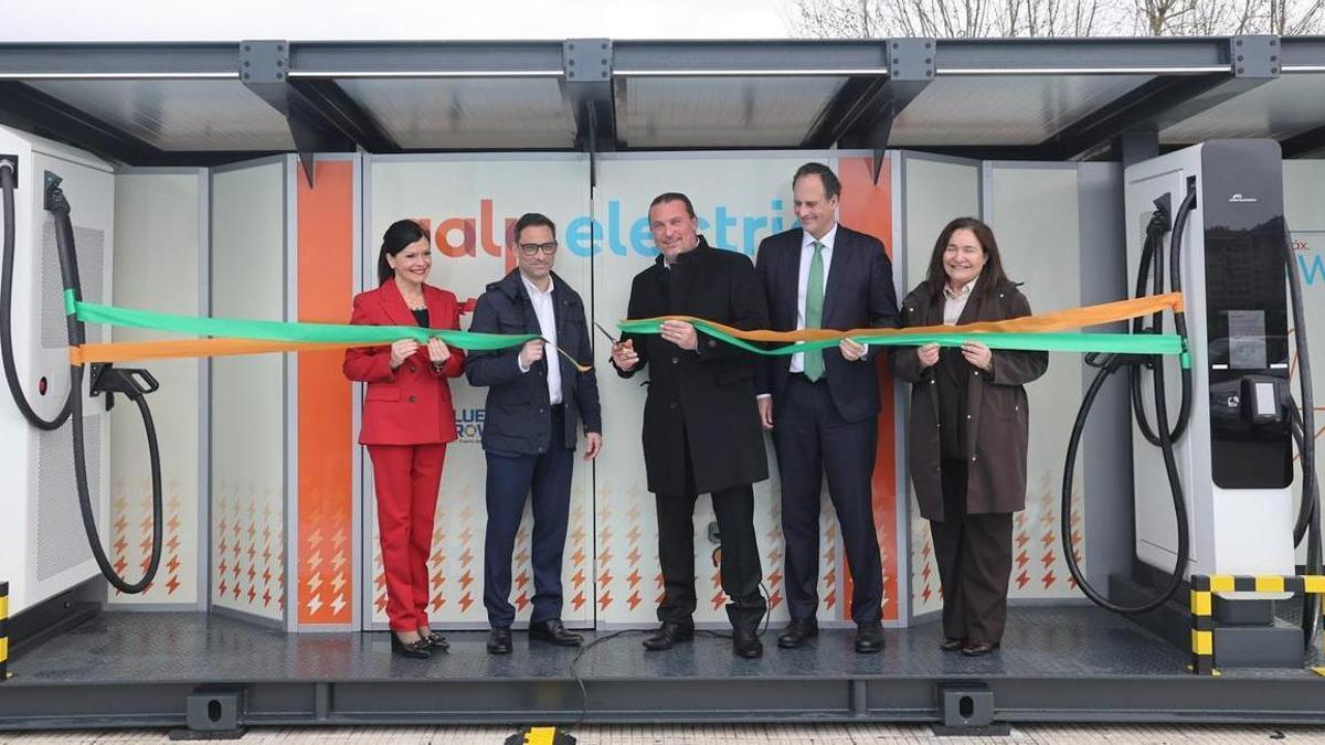 Corte de cinta para el estreno de la electrolinera de Little Energy y Galp