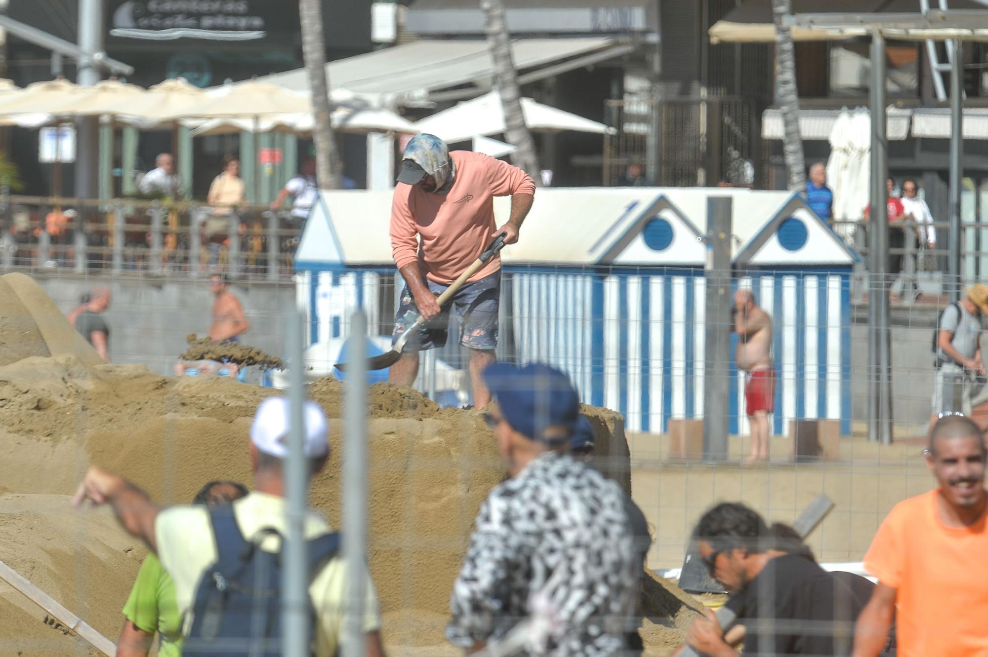 Construcción de los belenes de arena en Las Canteras