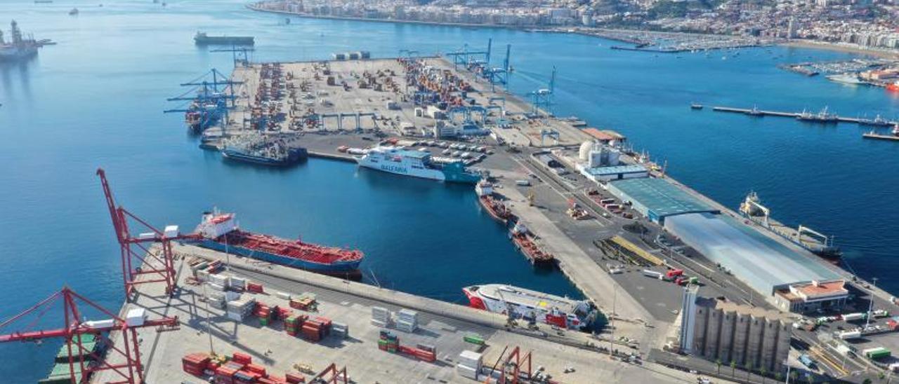 Vista panorámica del Puerto de Las Palmas con las terminales de contenedores en primer término. | | AUTORIDAD PORTUARIA DE LAS PALMAS