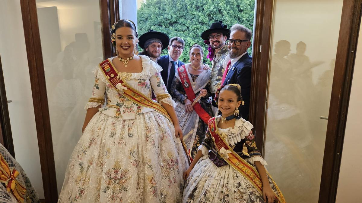 Los pregoneros de las Hogueras de San Vicente, con el alcalde, el edil de Fiestas y las belleas