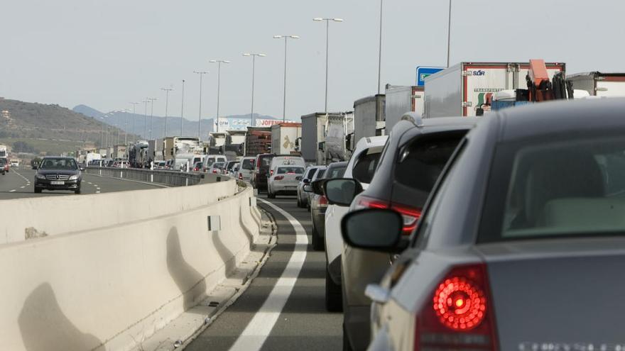 Tres accidentes provocan un atasco de más de 10 km en los accesos a València