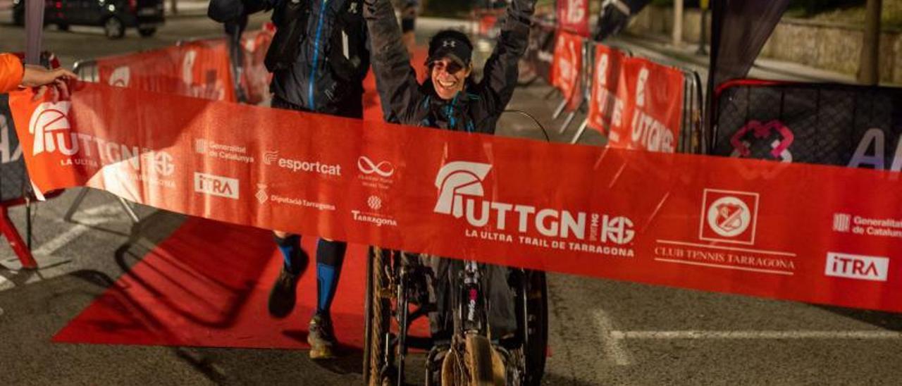 Inma y Toni cruzando la línea de meta tras más de 13 horas de carrera en Tarragona. | @PHOTOSET_SPORT