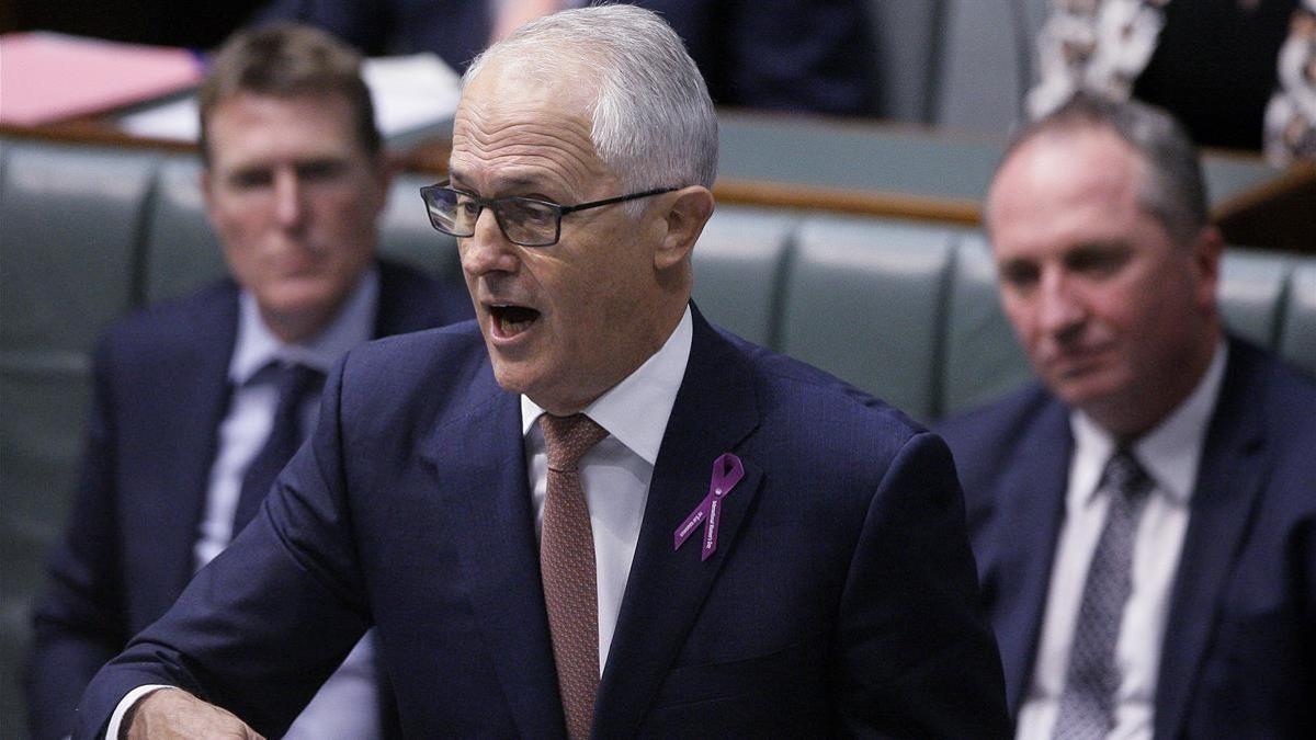 El primer ministro de Australia, Malcolm Turnbull, interviene en el Parlamento. A la derecha, el viceprimer ministro, Barnaby Joyce.
