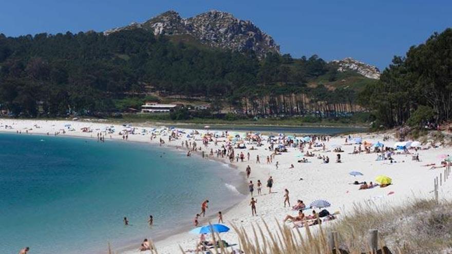 Bañistas en la playa de Rodas, en las Islas Cíes. // R. Grobas