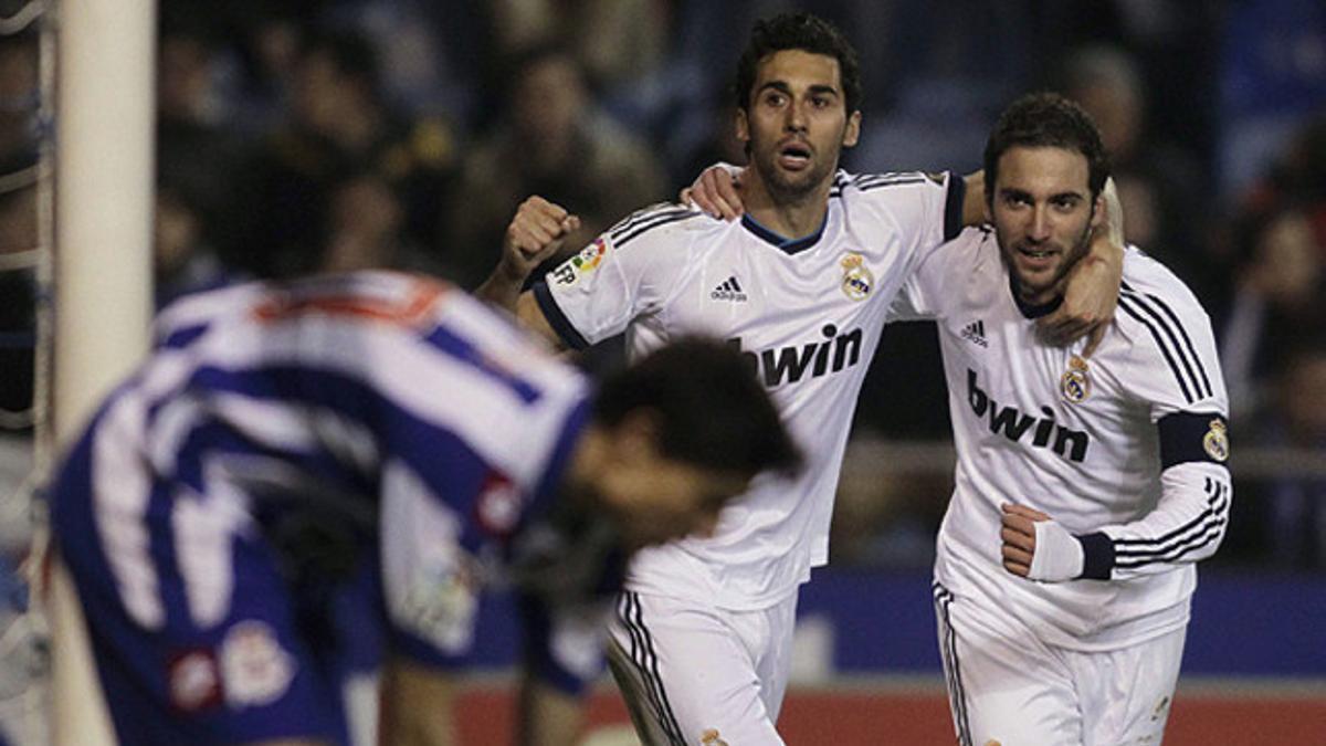 Higuaín celebra su gol con Arbeloa