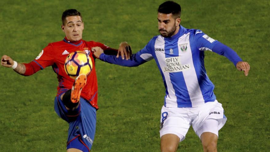 Sergio León trata de llevarse el balón ante Insúa.