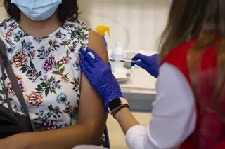 Los expertos temen que “gripalizar” el covid banalice la pandemia y disuada de vacunarse