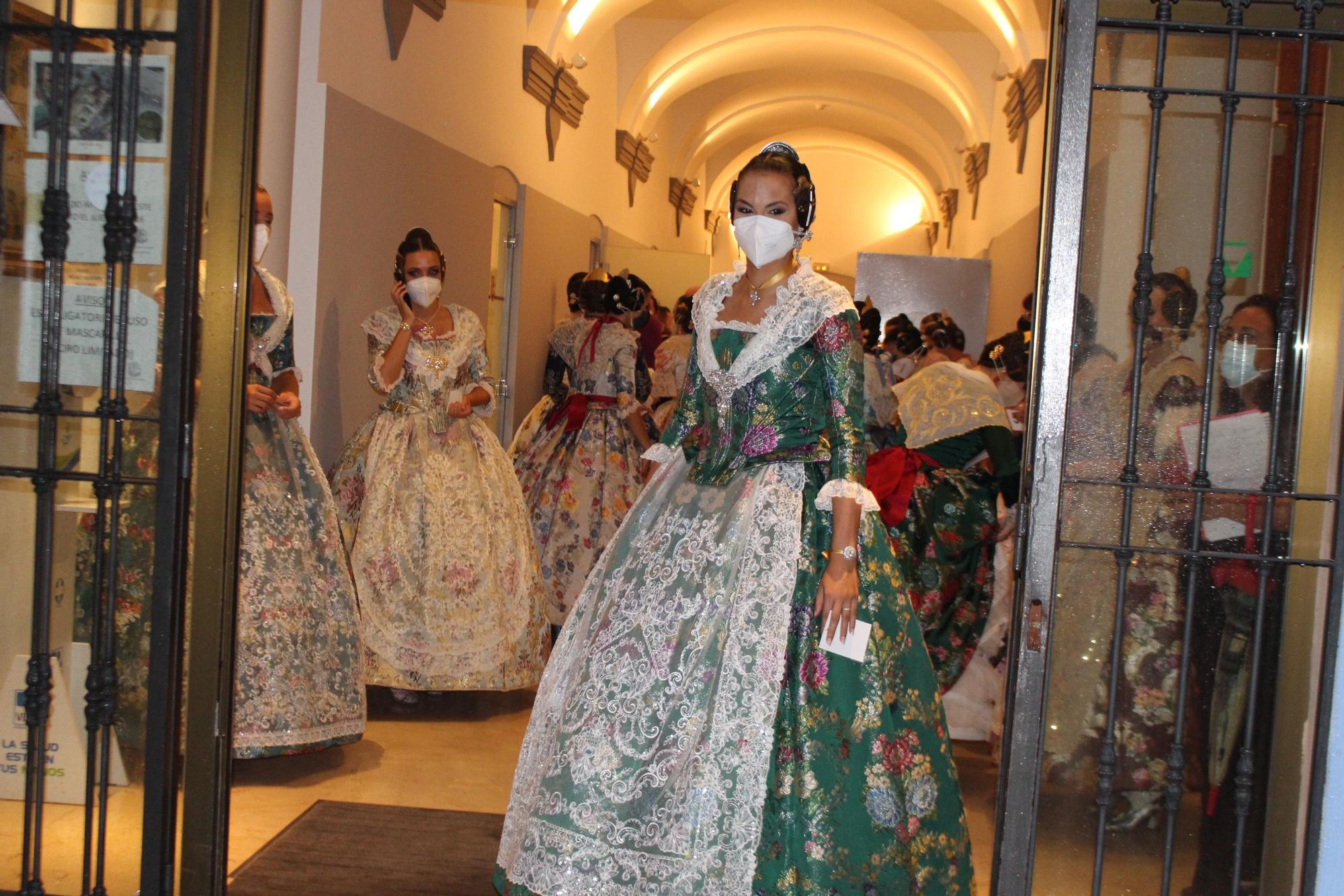 La lluvia irrumpe en la presentación de las candidatas a Falleras Mayores de València 2022