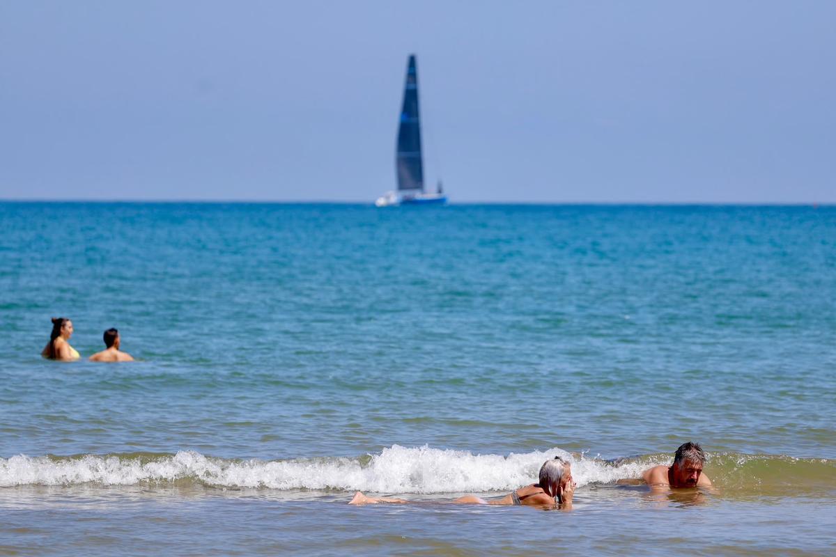 La playa de la Malva-rosa de València, en una de las jornadas de más temperatura en el mar Mediterráneo