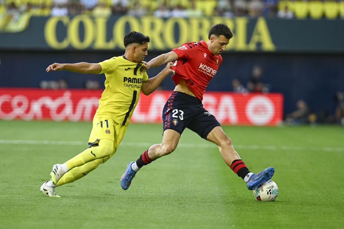 VILLARREAL (COMUNIDAD VALENCIANA), 20/09/2025.- El delantero del Villarreal Ilias Akhomach pelea un balón ante el lateral del Osasuna Abel Bretones (d) este sábado, durante el partido de la jornada 5 de LaLiga EA Sports que disputan el Villarreal y el Osasuna en el Estadio de la Cerámica. EFE/ Andreu Esteban