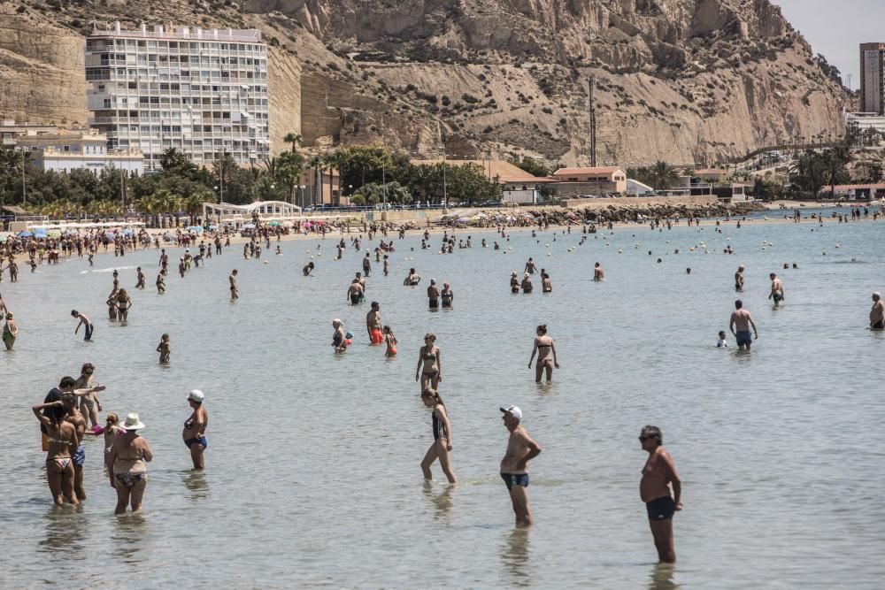 La playa del Postiguet, llena por las altas temperaturas