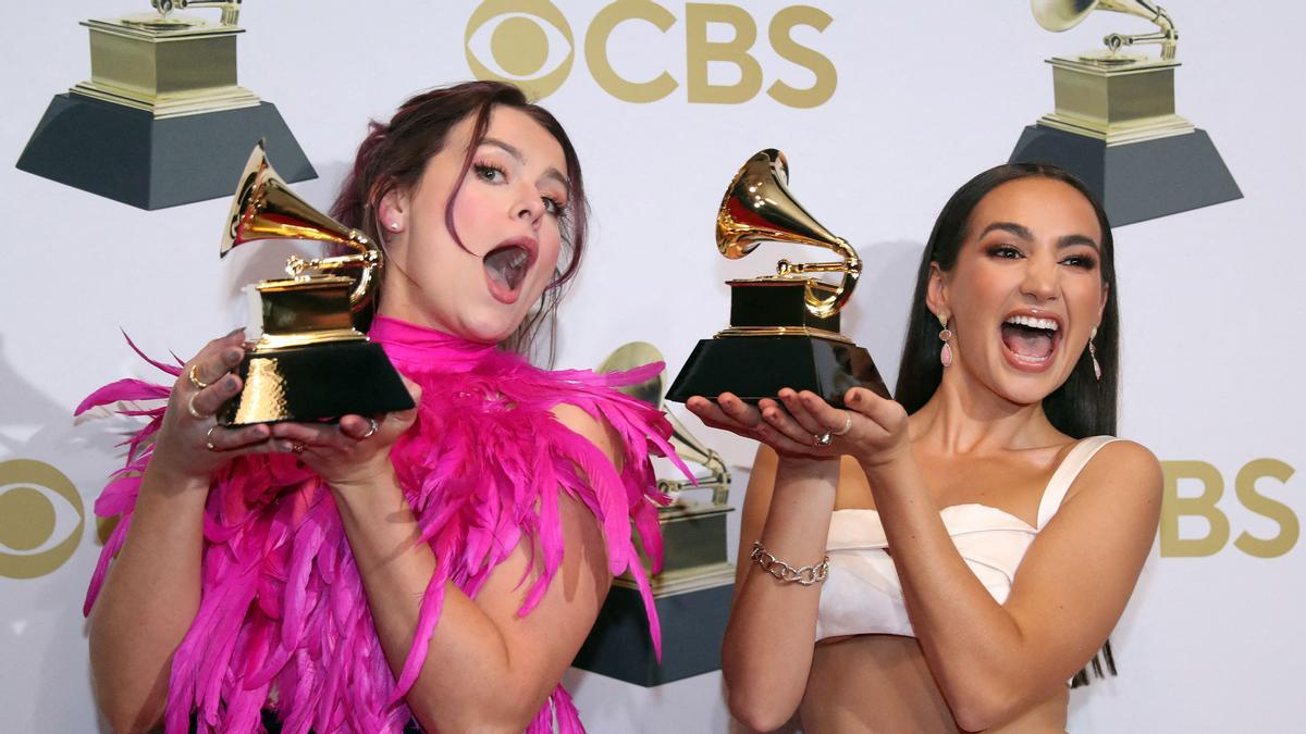Emily Bear y Abigail Barlow posan con sus Grammys al mejor álbum de teatro Musical.