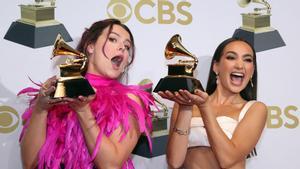 Emily Bear y Abigail Barlow posan con sus Grammys al mejor álbum de teatro Musical