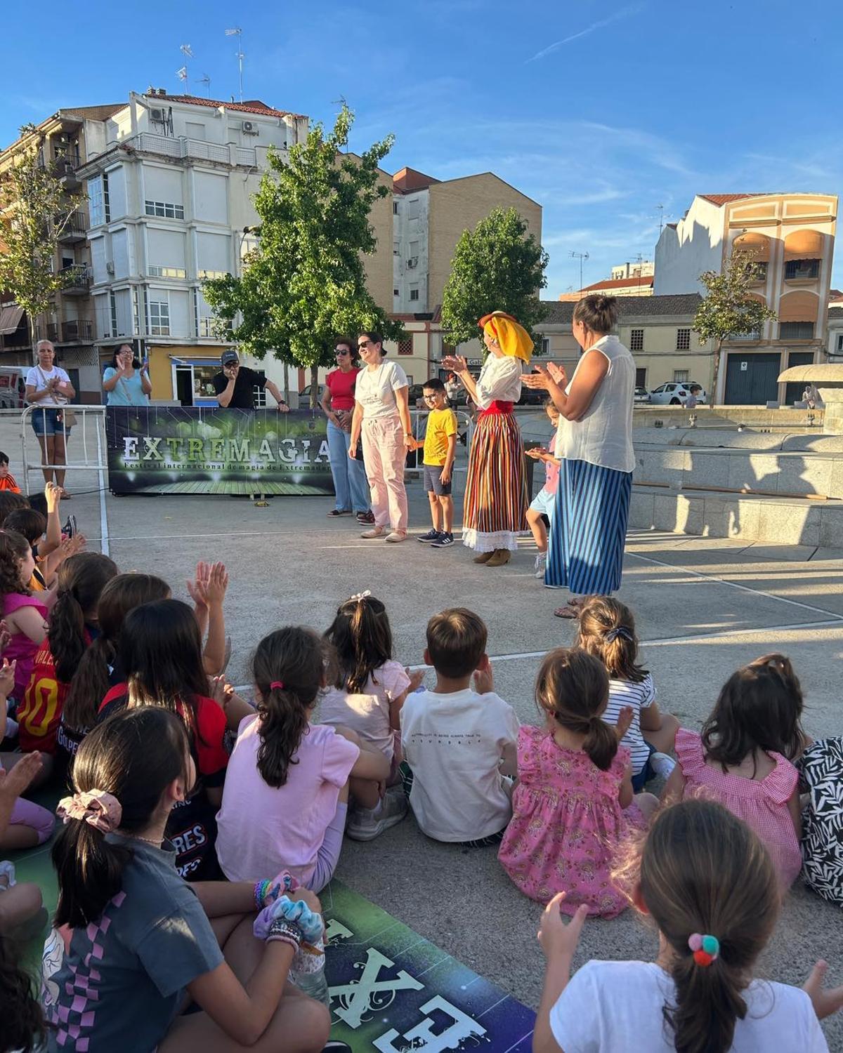 Jessica Guloomal en la Plaza de Extremadura de Don Benito.