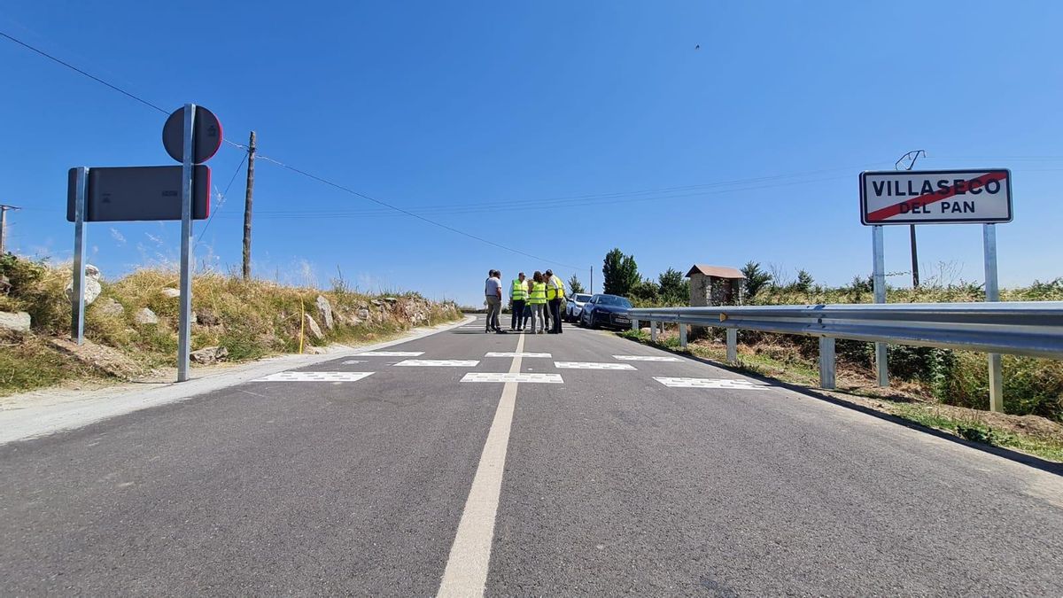 El presidente de la Diputación de Zamora, Javier Faúndez, durante la recepción de las obras de mejor de la carretera entre Almaraz de Duero y Villaseco del Pan.