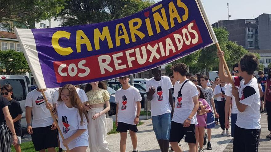 Marcha solidaria con los refugiados por las calles de Camariñas / IES P. A.