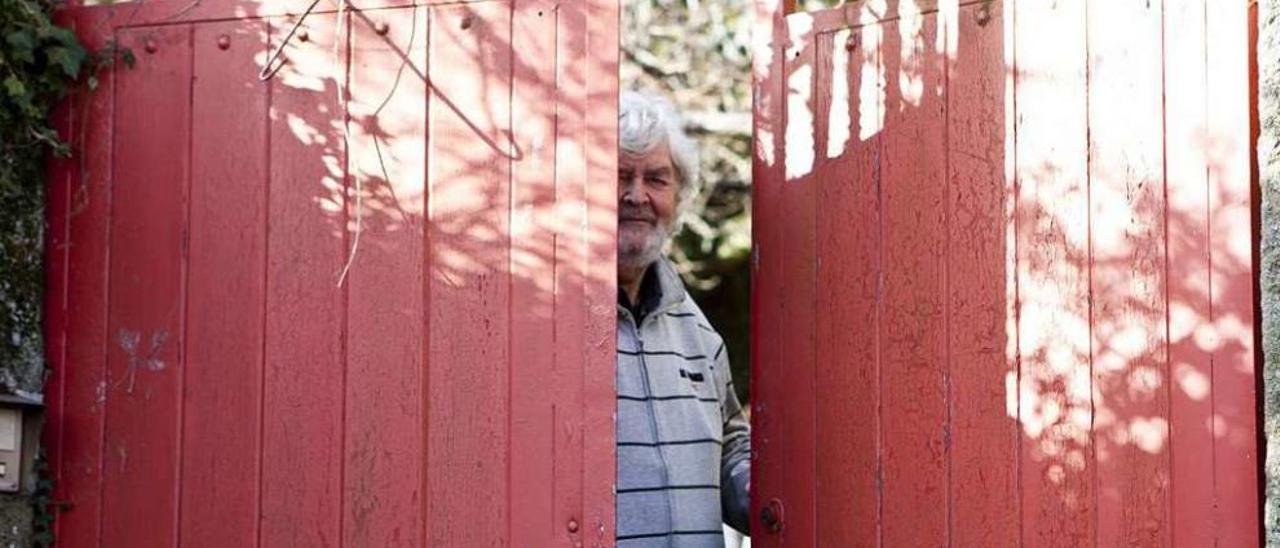 Xosé Manuel Beiras en la puerta de su casa en Brión. // Óscar Corral