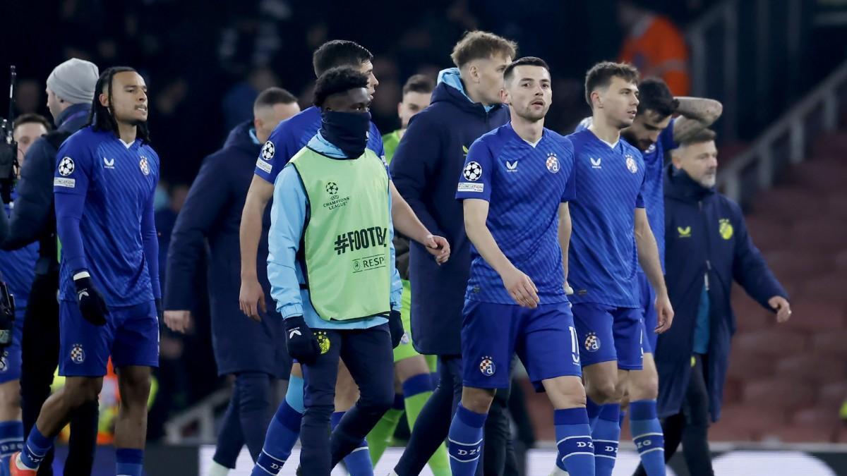 Los jugadores del Dinamo Zagrbe, tras caer derrotados ante el Arsenalq