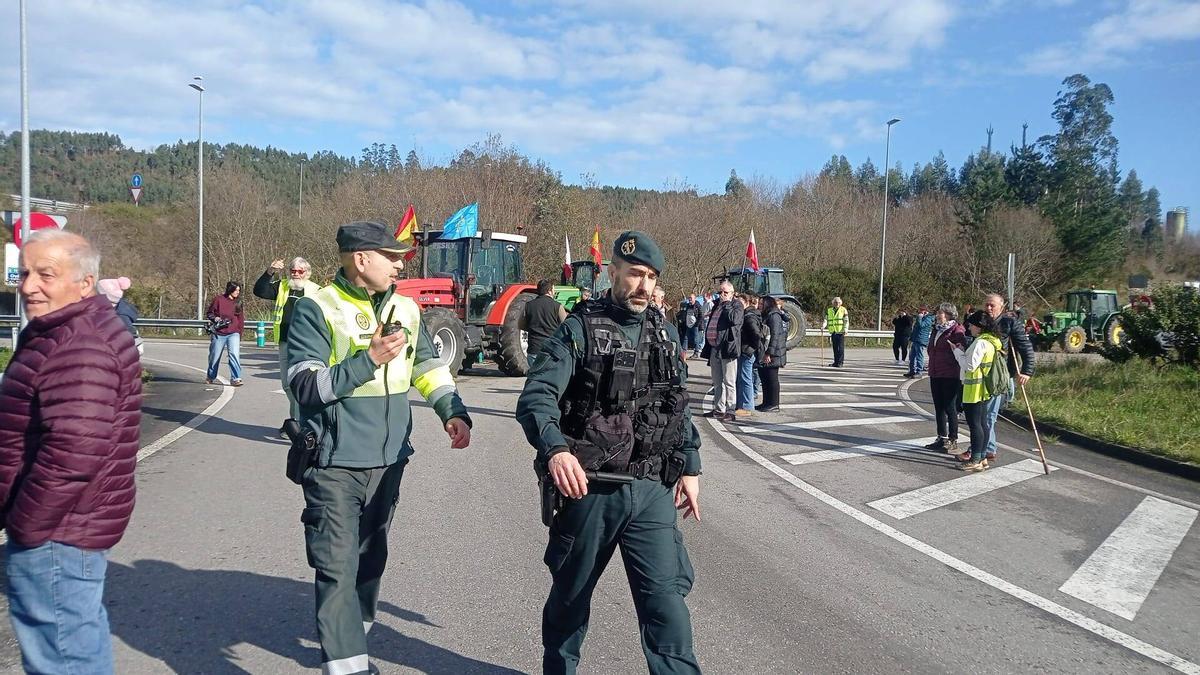Agentes de la Guardia Civil y los ganaderos, en la glorieta de acceso a la autovía, en La Franca, el pasado 29 de enero.