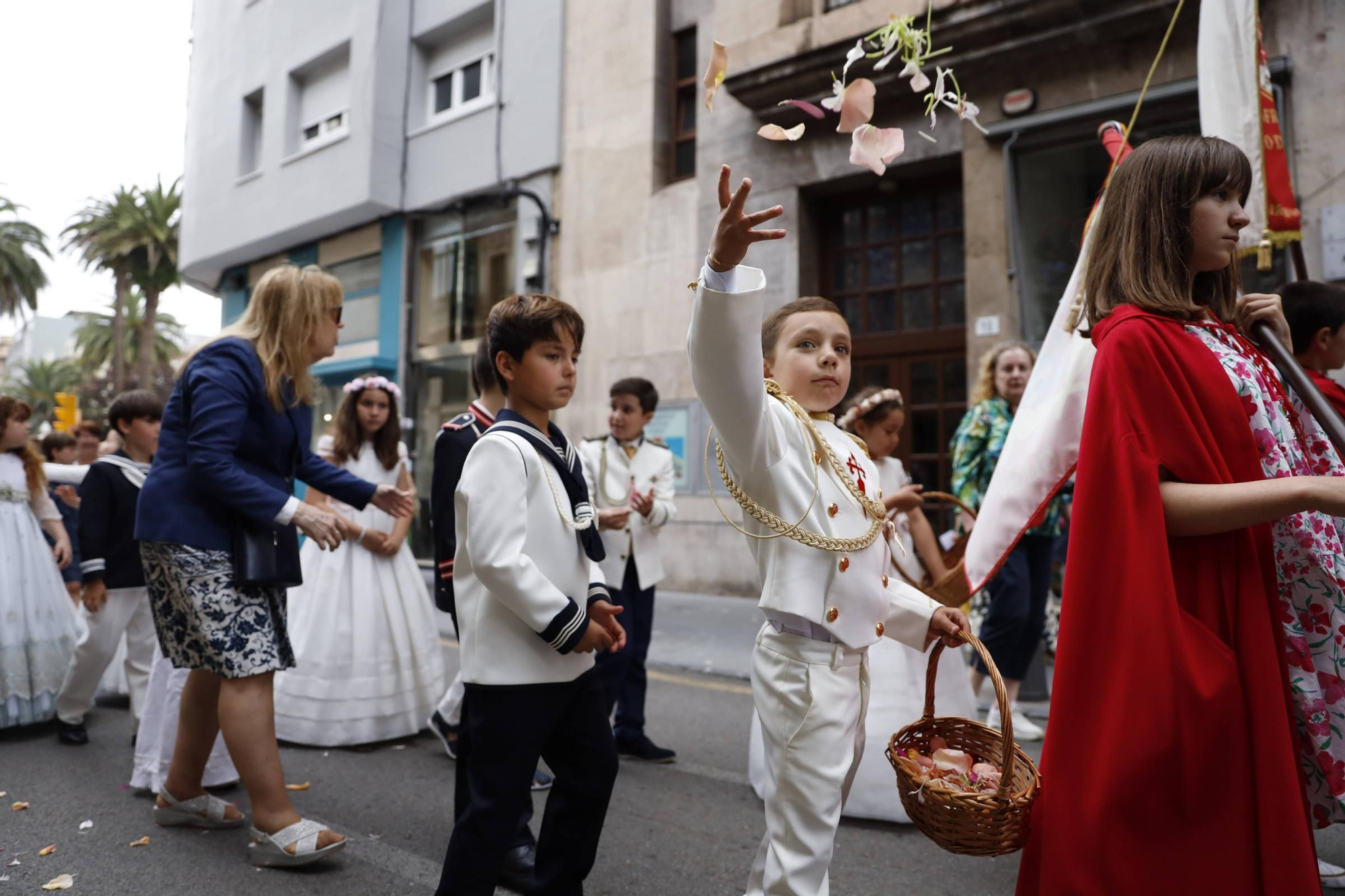 Pétalos, incienso, niños... así fue la procesión del Corpus Christi en Gijón (en imágenes)