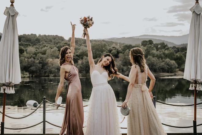 Novia con damas de honor en su boda