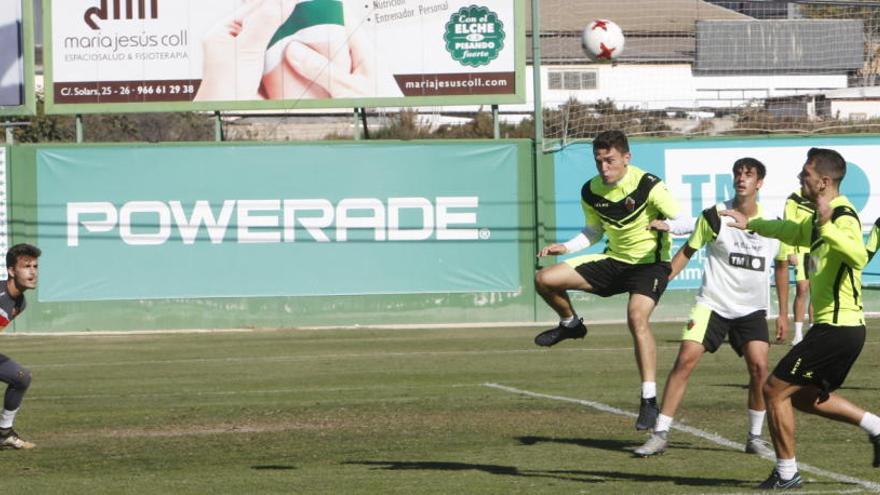 Los jugadores del Elche, durante el entrenamiento de esta mañana en el campo anexo