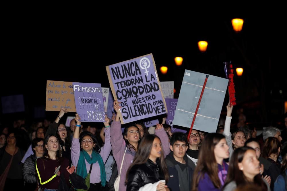 Miles de mujeres se manifiestan en Palma por el 8M