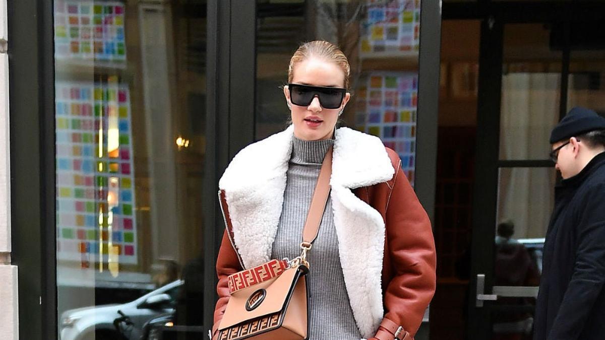 Rosie Huntington con pantalón rojo y pelliza por las calles de Nueva York