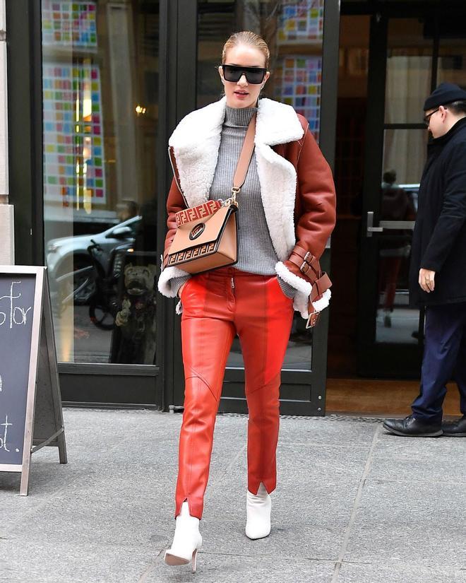 Rosie Huntington con pantalón rojo y pelliza por las calles de Nueva York