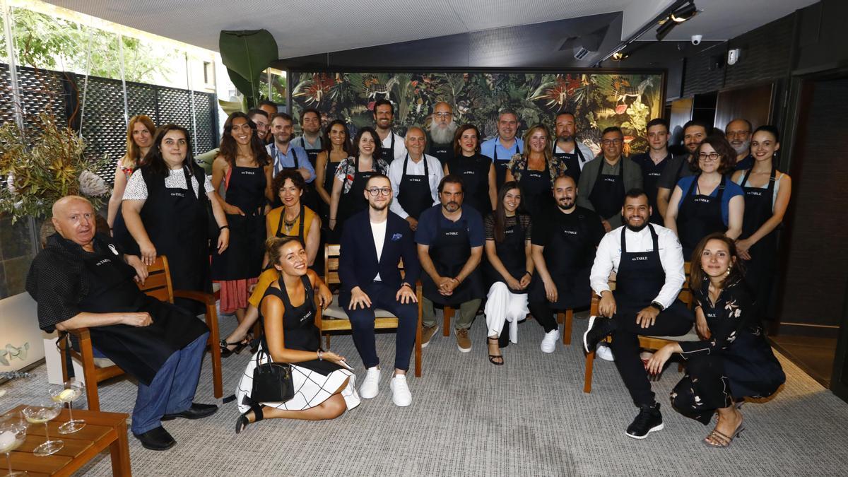 El equipo de Es.Table, durante la inauguración del restaurante con prensa y amigos.