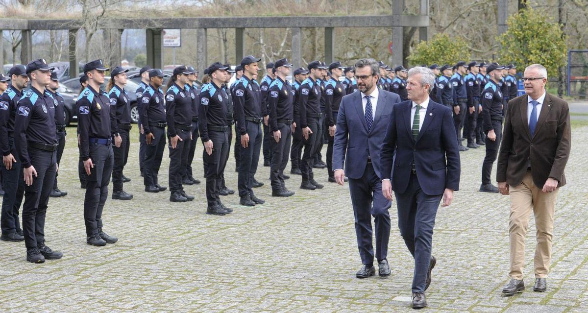 La 15ª promoción de Policía Local, ayer, ante la Agasp.  | // BERNABÉ/JAVIER LALÍN